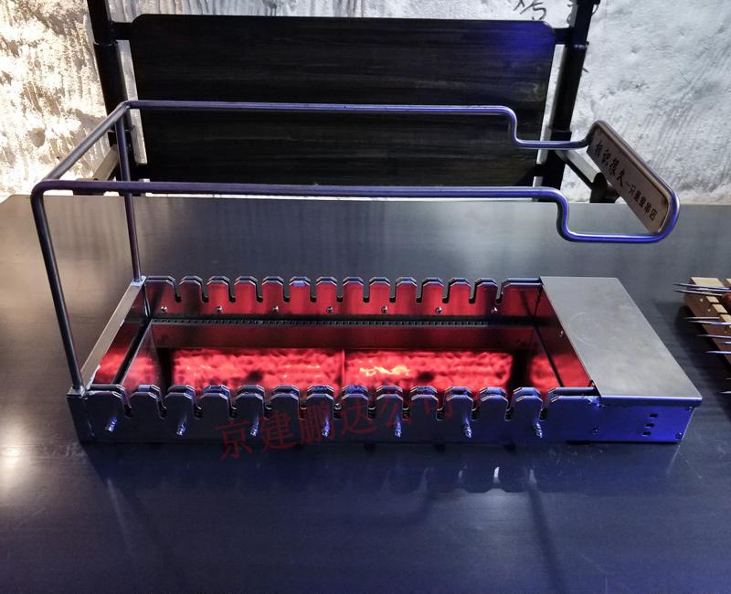 北京京建鵬達燒烤設(shè)備有限公司是起家比較早的廠家,在燒烤行業(yè)有一定的美譽,北京京建鵬達是一家自主研發(fā)生產(chǎn)銷售于一體的高新產(chǎn)業(yè)技術(shù)公司,公司有著完善的研發(fā)團隊和售后安裝服務(wù)團隊,公司有著自己的無煙燒烤店品牌“相識很久燒烤店”有著精湛的招商團隊面向全國招商加盟的客戶服務(wù)。相識很久燒烤加盟起源于北京,總部設(shè)在中國美麗首都-北京,2015年京建鵬達(北京)餐飲管理有限公司全面開始加盟連鎖事業(yè)。 夏天用木炭如何燒烤出健康美味的羊肉串? 公司經(jīng)營以自助燒烤為主的餐飲連鎖店,我們的目標是打造特色小吃暢銷品牌。公司實行“六個統(tǒng)一”‘統(tǒng)一設(shè)備,統(tǒng)一原料,統(tǒng)一品質(zhì),統(tǒng)一形象,統(tǒng)一管理,統(tǒng)一文化’全心全意為大中小投資者提供全方位個性化的服務(wù)。包括從定制設(shè)備,店鋪人才輸出、預(yù)算裝修風格,燒烤技術(shù)培訓和材料,設(shè)備安裝,完善的售后服務(wù),讓客戶享受一條龍、一站式服務(wù),省去寶貴的時間和金錢。我公司主要生產(chǎn)室內(nèi)無煙燒烤機、無煙燒烤桌、無煙燒烤桌椅等等,歡迎全國加盟的朋友前來參觀。24小時免費服務(wù)熱線:400-997-9255