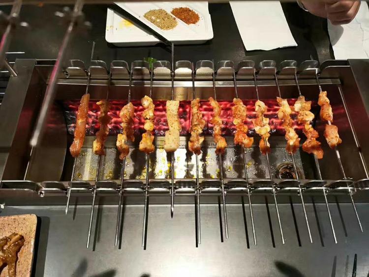 全自動(dòng)翻轉(zhuǎn)烤串機(jī)只僅僅是只能烤羊肉串吧